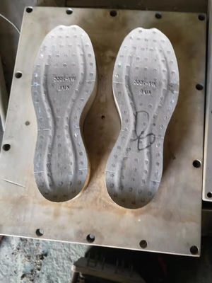 Automatyczna maszyna do formowania kształtów 380V ETPU dla niestandardowych podeszw obuwia sportowego